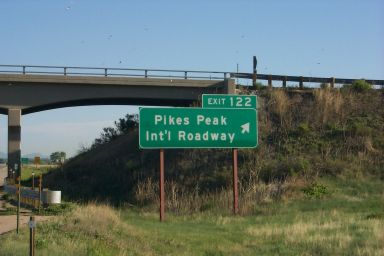 Pikes_peak_roadway_sm.jpg (18325 bytes)